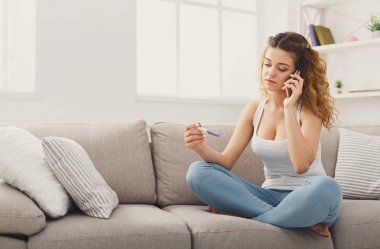 Kızıl saçlı kız hamilelik testi konuşma mobil ile