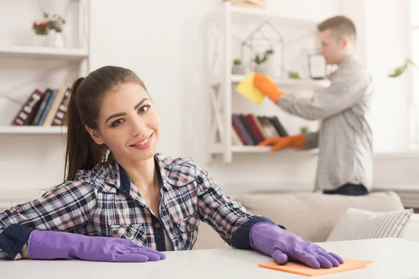 Jong stel afvegen stof samen — Stockfoto