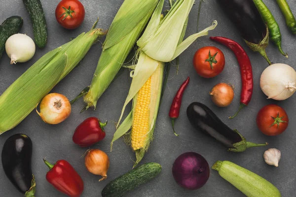 Verduras frescas sobre fondo gris — Foto de Stock