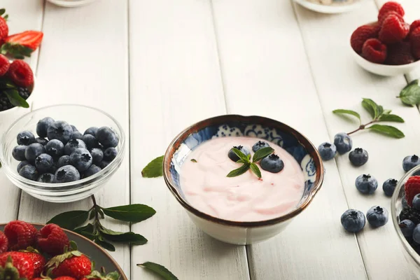 Riklig frukost på vitt trä bord — Stockfoto