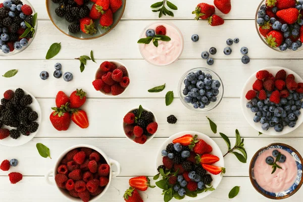 Sağlıklı bir kahvaltı meyve ve yoğurt Beyaz ahşap tablo