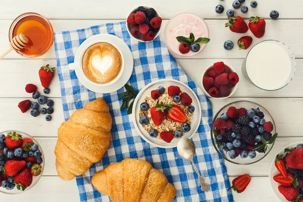 Desayuno continental con cruasanes y bayas a cuadros c — Foto de Stock