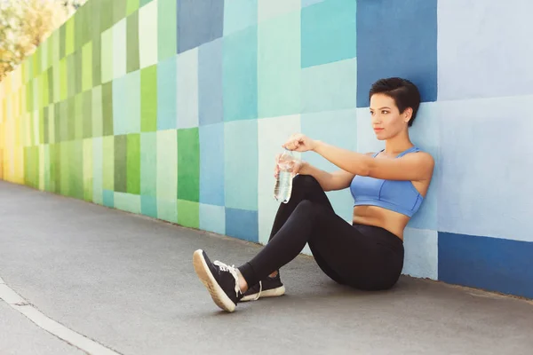 Mujer elegir la música para escuchar durante el entrenamiento — Foto de Stock