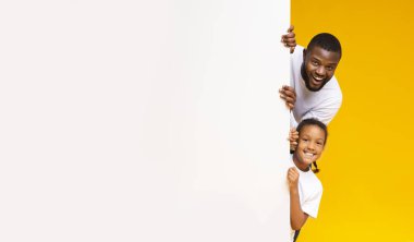 Siyah Baba ve Kızı Beyaz Reklam Kurulundan Gizlice Bakıyor