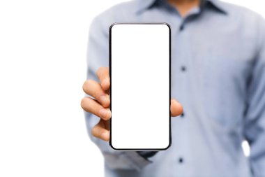 Tanımlanamayan bir adamın ellerinde beyaz ekranlı akıllı telefon.