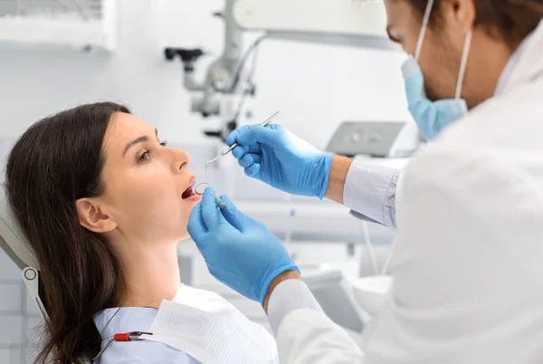 Jovem tendo check-up na mais nova clínica odontológica — Fotografia de Stock