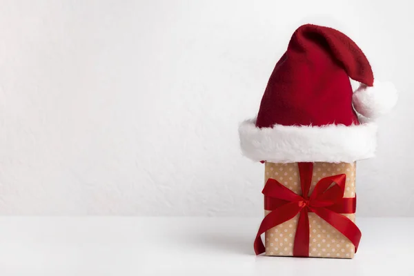 Santas presentes en caja con gran lazo de cinta roja sobre blanco — Foto de Stock