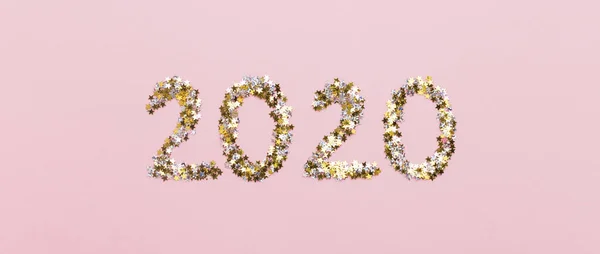 2020 big letters of gold confetti on pink background — Stock Photo, Image