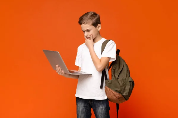 Man tiener student concentreren, werken op zijn laptop — Stockfoto