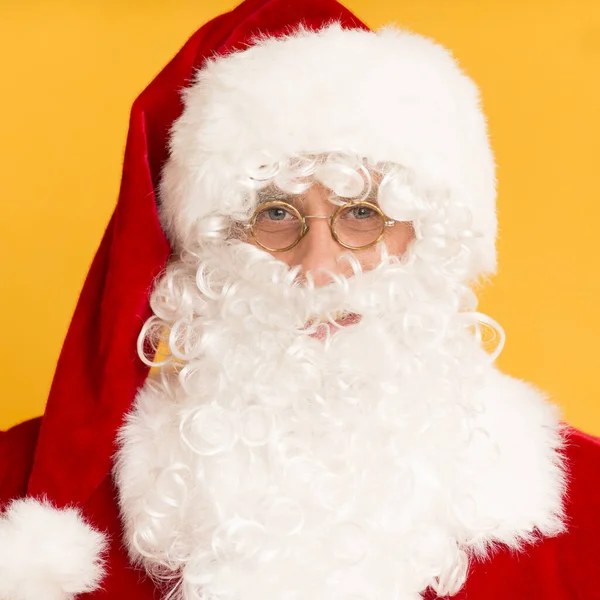 Alegre cara de Santa Claus en gafas y sombrero rojo sobre naranja — Foto de Stock