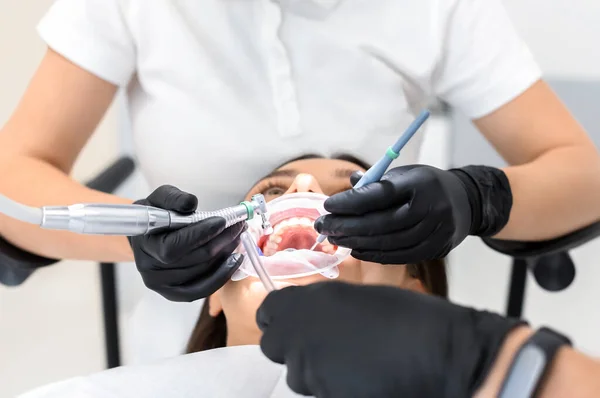 Close-up van jonge bijwonen nieuwste tandheelkundige kliniek — Stockfoto
