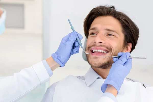 Gülümseyen adam dişçiye güveni ile bakıyor — Stok fotoğraf