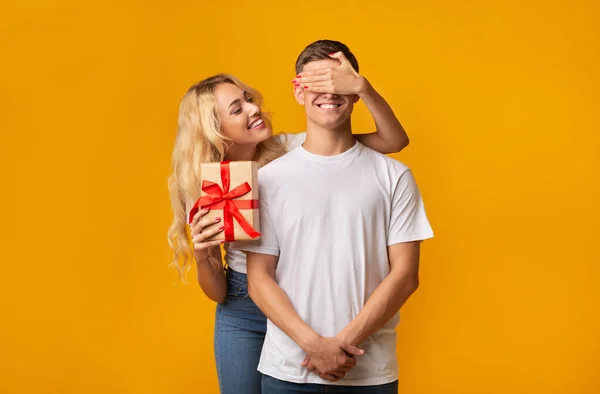 Chica alegre preparado sorpresa a su novio — Foto de Stock