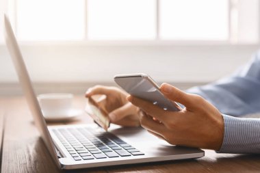 Bilinmeyen iş adamı akıllı telefon ve kredi kartıyla online bilet ayırtıyor..