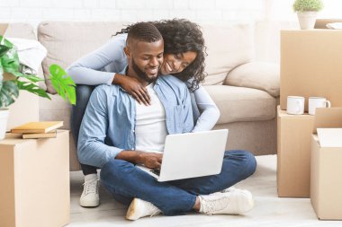 Duygusal evli çift internette yeni bir daire için iç fikirleri kontrol ediyor.