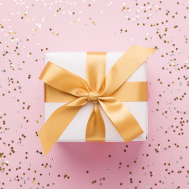 Şimdiki kutuyu pembe arka planda altın kurdeleyle kapat