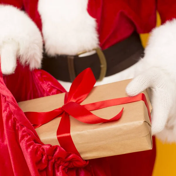 Santa empacando su bolso con regalos y preparándolos para la entrega — Foto de Stock