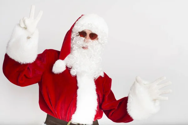 Santa Claus en gafas de sol mostrando signo v en blanco — Foto de Stock