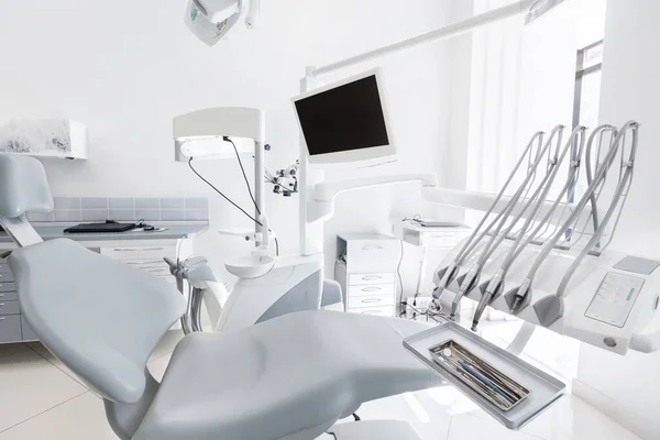 Silla de dentista en la clínica dental moderna más reciente — Foto de Stock