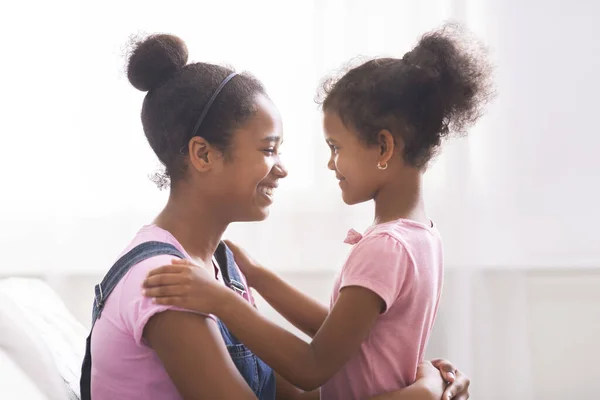 Chicas africanas felices abrazándose y mirándose — Foto de Stock