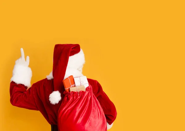 Weihnachtsmann mit großem Sack voller Weihnachtsgeschenke — Stockfoto
