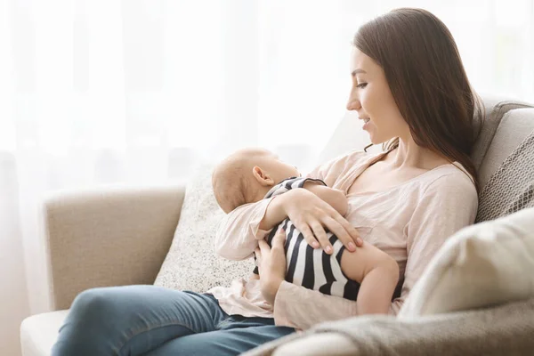 Encantador bebé recién nacido se durmió en los brazos de las madres después de amamantar — Foto de Stock