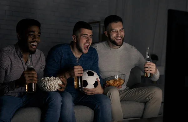 Männer gucken Fußballspiel zu Hause — Stockfoto