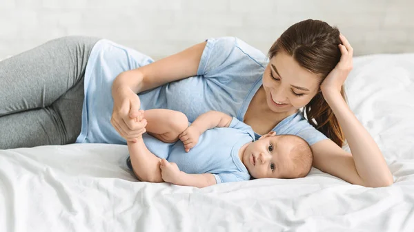 Millennial mamma godendo il tempo con il suo bambino a casa — Foto Stock