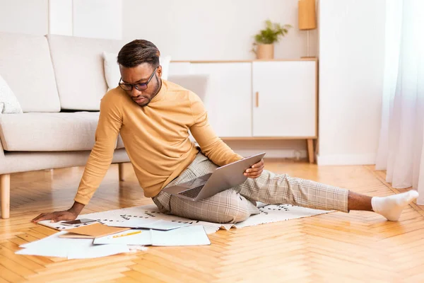 Estudiante afroamericano usando portátil sentado en el piso en casa —  Fotos de Stock