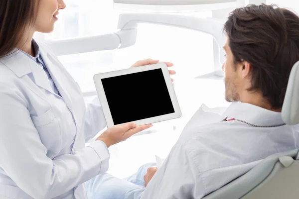 치과 의사가 들고 있는 백지 디지털 태블릿 화면을 닫습니다. — 스톡 사진
