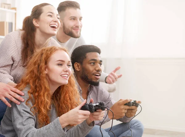 Freunde wetteifern in Videospielen und haben Spaß zu Hause — Stockfoto