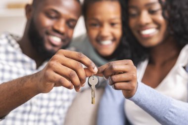 Mutlu Afro-Amerikan ailesi yeni evlerinin anahtarlarını tutuyor.