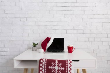 Noel Baba şapkalı dizüstü bilgisayar, siyah boş ekran