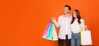 Mevsimlik alışveriş. Renkli alışveriş torbaları olan genç çift.