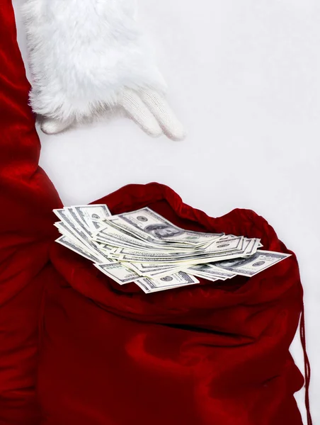 Big Santa torba pełna dolarów na białym tle — Zdjęcie stockowe