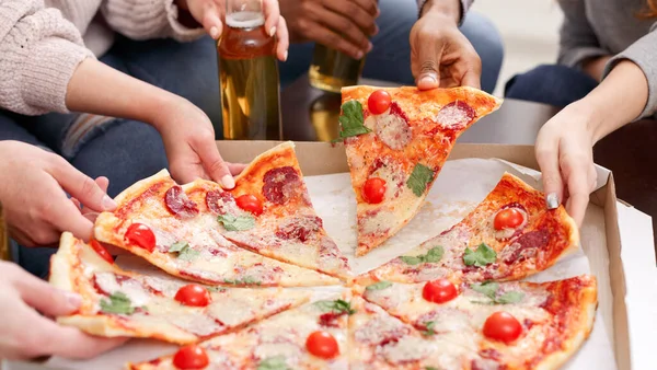 Mittagspause. Freunde nehmen Scheiben heiße Pizza — Stockfoto