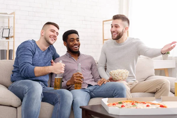 Drei Fußballfans sehen Spiel zu Hause im Fernsehen — Stockfoto