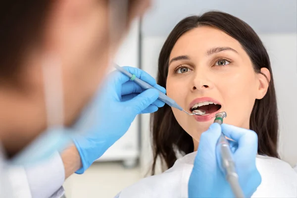 Nahaufnahme einer Patientin während der Behandlung beim Zahnarzt — Stockfoto