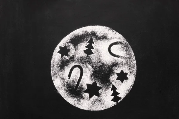Місяць з святковими фігурами цукру на крейдяній дошці — стокове фото