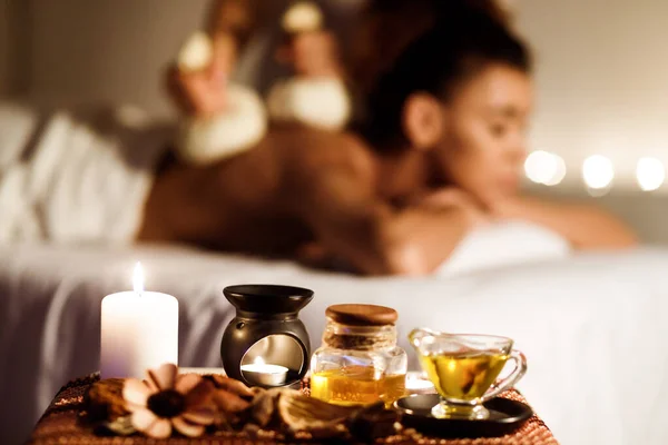 Aroma spa. Ragazza ottenere tailandese a base di erbe comprimere massaggio — Foto Stock