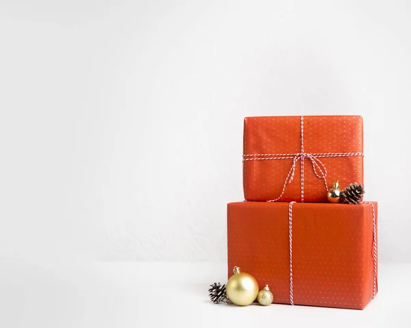 Regalos de Navidad en cajas rojas decoradas con bolas y conos —  Fotos de Stock