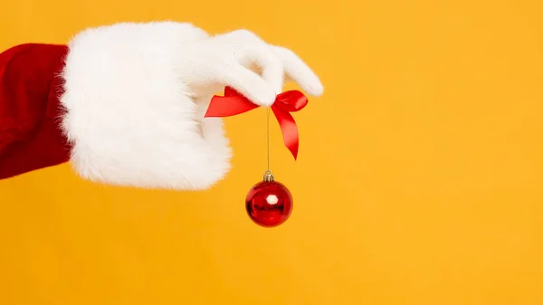 Weihnachtskugel für Christbaumschmuck in der Weihnachtsmannhand — Stockfoto