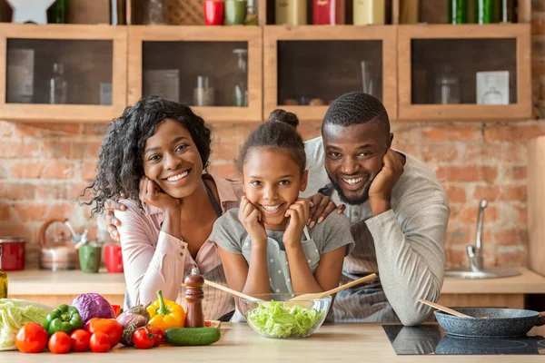 Adorable familia negra cocinando juntos una cena saludable en la cocina — Foto de Stock