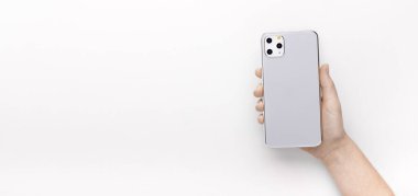 Elinde yeni 11 Iphone Pro marka üç kameralı bir kadın var.