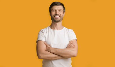 Gülümseyen Gülümseyen Adam Sarı Arkaplanda Duran Elleri Geçiyor