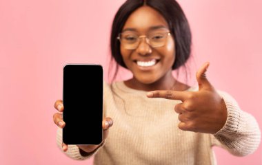 Siyah Kadın Telefonunu Gösteriyor Boş Ekran Ayakta Duruyor, Pembe Arkaplan, Model