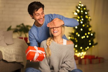 Genç çift Noel arifesinde hediyelerini değiştiriyor.