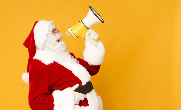 Творчий різдвяний фон з Санта Клаусом і гучномовцем — стокове фото