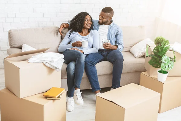 Casal feliz fazendo pausa, desempacotando no dia em movimento — Fotografia de Stock