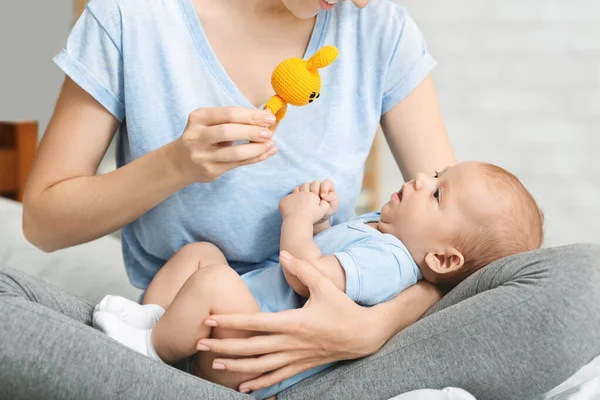 Anne yeni doğmuş bebeğiyle oyuncak geliştiriyor. — Stok fotoğraf